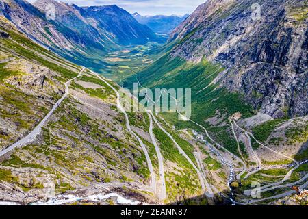 Route de montagne Trollstigen depuis les airs, Norvège, Scandinavie, Europe Banque D'Images