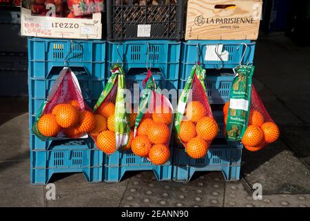 Février à Hackney. Marché de Broadway. Oranges en vente à la boutique de légumes. Banque D'Images