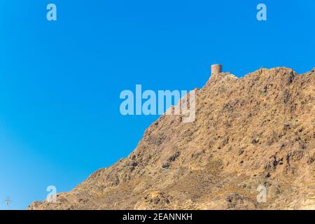 Vue sur une tour d'observation sur une colline à Muscat, Oman. Banque D'Images