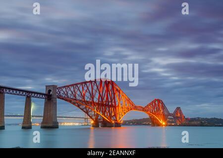 Forth Railway Bridge au crépuscule, site classé au patrimoine mondial de l'UNESCO, River Forth, Firth of Forth, Édimbourg, Écosse, Royaume-Uni, Europe Banque D'Images