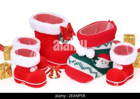 Bottes du Père Noël rouge avec cadeau isolé sur fond blanc Banque D'Images