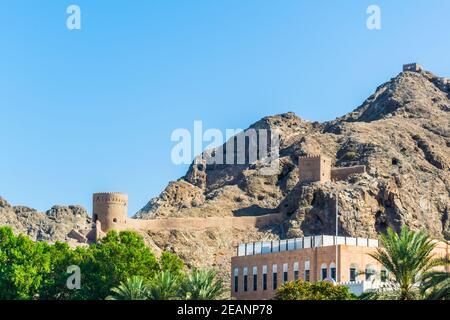 Vue sur une tour d'observation sur une colline à Muscat, Oman. Banque D'Images