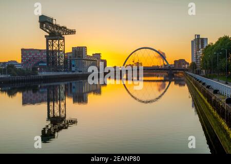 Lever du soleil sur la rivière Clyde, grue de Finnieston, pont Clyde Arc (Squinty), Glasgow, Écosse, Royaume-Uni, Europe Banque D'Images
