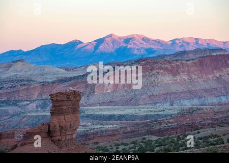 Vue depuis Sunset point jusqu'au Waterpoche Fold et au lointain Henry Mountains, coucher de soleil, parc national Capitol Reef, Utah, États-Unis d'Amérique Banque D'Images