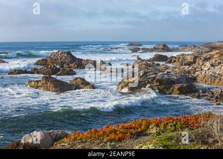 De puissantes vagues de l'océan Pacifique battent le littoral rocheux de la péninsule de Monterey, Pacific Grove, Monterey, Californie, États-Unis d'Amérique Banque D'Images