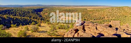 Vue panoramique de la forêt nationale de Prescott depuis une falaise au bord du Canyon MC près de Drake, Arizona, États-Unis d'Amérique, Amérique du Nord Banque D'Images