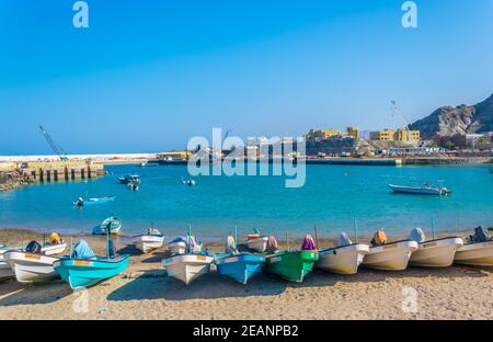 Vue sur les bateaux de pêche dans la vieille ville de Mascate, Oman. Banque D'Images