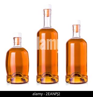L'ensemble de flacons de whisky complet isolés sur fond blanc Banque D'Images
