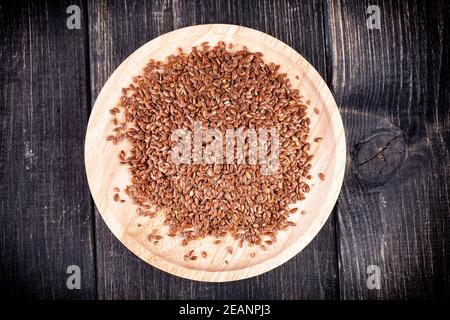 Les graines de Flax dans une plaque de bois Banque D'Images