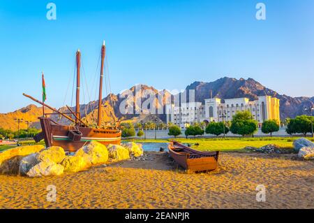 Bateau de Sohar célèbre marin omanais Ahmed bin Majid au rond-point Al Bustan à Muscat Banque D'Images