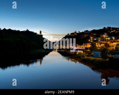 Le pont suspendu de Clifton se reflète dans la rivière Avon au crépuscule, Bristol, Angleterre, Royaume-Uni, Europe Banque D'Images