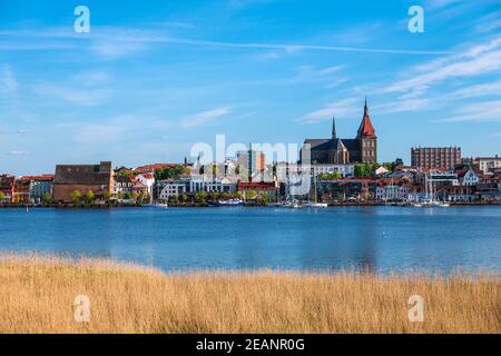 Vue sur la rivière Warnow jusqu'à la ville hanséatique de Rostock, Allemagne Banque D'Images