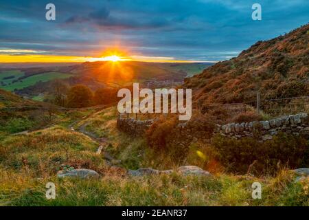 Vue sur le coucher du soleil depuis Baslow Edge, Derbyshire Peak District, Derbyshire, Angleterre, Royaume-Uni, Europe Banque D'Images