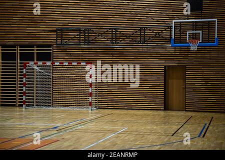 panier de basket-ball et but de handball dans une salle de gym moderne Banque D'Images