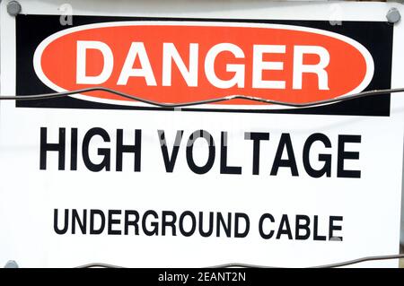 Signalisation haute tension Banque D'Images