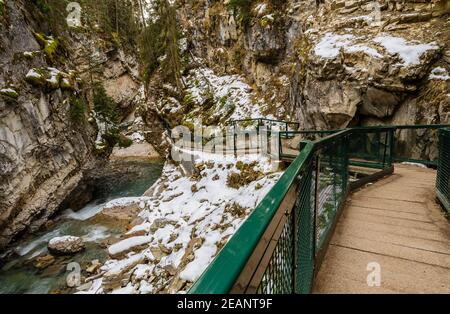 Sentier Johnston Canyon dans le parc national Banff, Alberta, Canada Banque D'Images