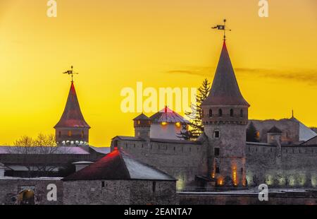 Forteresse de Kamianets-Podilskyi pendant une nuit d'hiver Banque D'Images