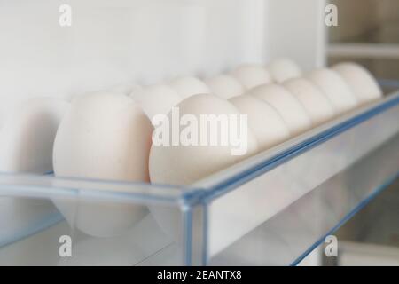 Œufs de poulet blancs crus provenant du réfrigérateur. Œufs sur la tablette du réfrigérateur. Stockage des aliments à la maison. Banque D'Images