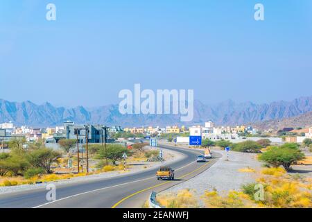 Vue sur une oasis et un village sous la chaîne de montagnes de Hajar en Oman. Banque D'Images