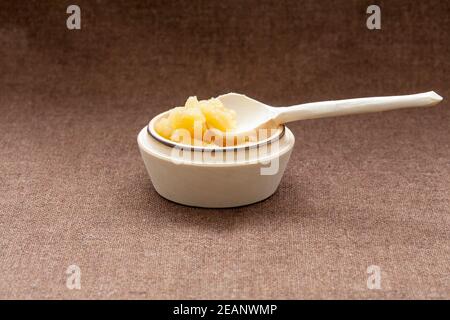 Pot de miel et balancier en bois sur un chiffon Banque D'Images