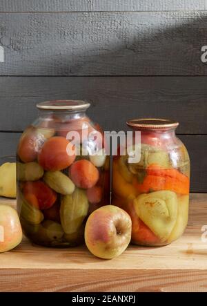 Légumes en conserve dans des pots en verre sur une étagère dans le sous-sol Banque D'Images