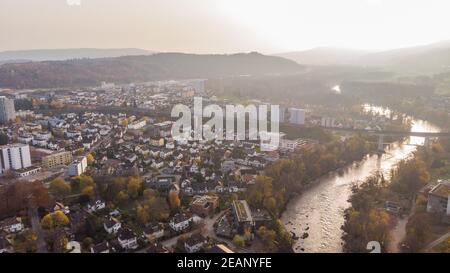 Vue sur le paysage urbain de Brugg au sud-ouest avec la rivière Aare, quartiers résidentiels et commerciaux, vieille ville historique et Umiken dans le canton d'Argau en Suisse Banque D'Images