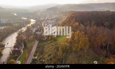 Vue de drone de la ville de Brugg sud-ouest et Umiken avec la rivière Aare, quartiers résidentiels, pont et ancien moulin, célèbre viaduc de train dans le canton d'Argau en S Banque D'Images