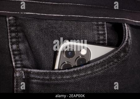 IPhone 12 Pro Max Graphite dans la poche. Banque D'Images