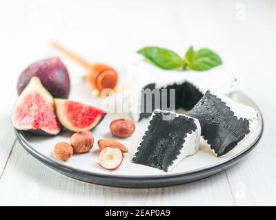 Camembert noir inhabituel avec du mildiou blanc Banque D'Images