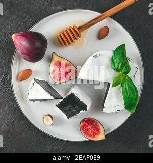 Camembert noir inhabituel avec du mildiou blanc Banque D'Images
