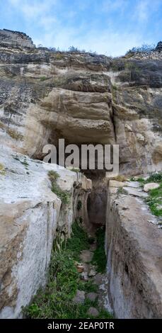 Rochers et grottes dans les rochers. Péninsule de Crimée. Grottes anciennes. Banque D'Images