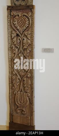 Pilaster avec sculptures en bois. Musée d'art populaire Banque D'Images