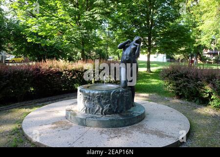 Fontaine avec une sculpture Élégie de la célèbre sculpteur croate Ivana franges sur Rokov perivoj à Zagreb, Croatie Banque D'Images