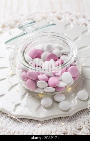 Lentilles au chocolat blanc et rose au goût de menthe poivrée Banque D'Images