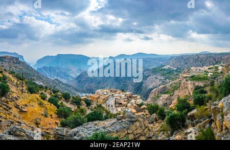 Vue sur les petits villages ruraux situés sur le plateau de Saiq, sur la montagne jebel akhdar en Oman. Banque D'Images