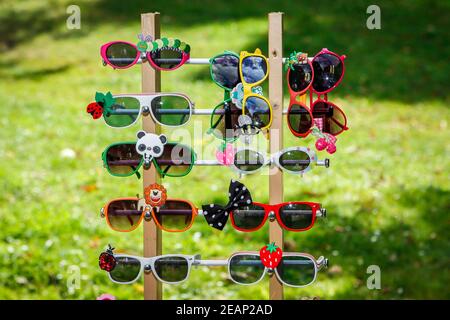 Mignons lunettes de soleil à vendre au Festival souterrain de Crystal Palace, sud de Londres Banque D'Images