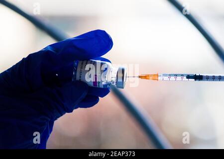 Les membres médicaux de l'hôpital Ambroise Pare reçoivent le vaccin Astra Zeneca vaccin. Les vaccins AstraZeneca ne sont autorisés que pour les personnes de 65 ans et moins dans l'UE. Paris, France, le 10 février 2021. Photo de Nathan LaineABACAPRESS.COM Banque D'Images