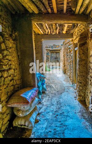 Vue sur une rue étroite d'un village sur la montagne Jebel Akhdar en Oman. Banque D'Images