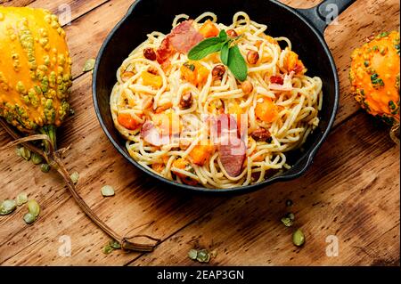 Pâtes à la citrouille et au bacon Banque D'Images