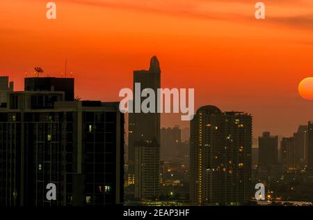 Paysage urbain avec magnifique ciel de lever de soleil le matin. Pollution de l'air à Bangkok, Thaïlande. Le smog et la poussière fine des pm2,5 couvraient la ville. Paysage urbain avec air pollué. Environnement sale. Poussière toxique urbaine. Banque D'Images