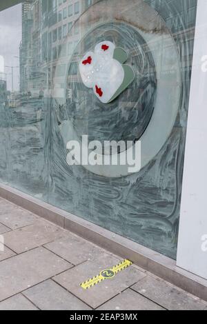 Une entreprise de sushi reste fermée avec ses fenêtres blanchies à la chaux lors du troisième confinement de la pandémie du coronavirus, dans la City of London, le quartier financier de la capitale, le 10 février 2021, à Londres, en Angleterre. Banque D'Images