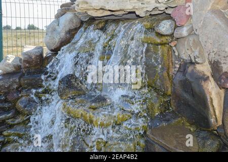 Eau qui coule sur les rochers Banque D'Images