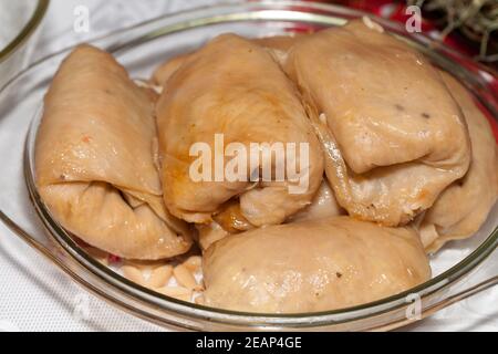 Petits pains de chou avec de la viande, du riz et des légumes dans une assiette sur une table. Banque D'Images