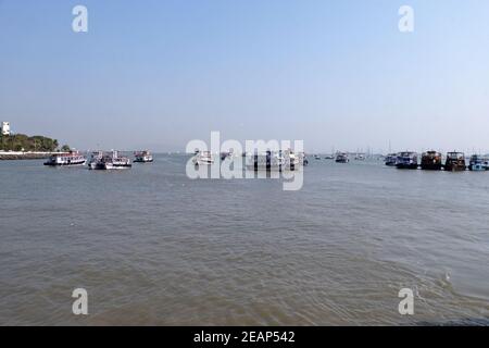 Ferries près de la porte de l'Inde à Mumbai, Inde Banque D'Images