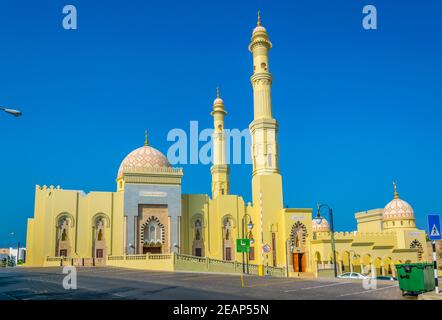 Vue sur une mosquée dans le quartier de qurm à Muscat, Oman. Banque D'Images