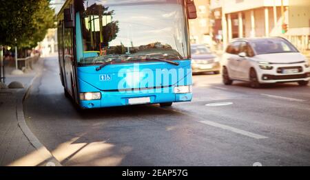Billet de bus sur la route en ville tôt le matin Banque D'Images