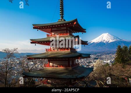 Point de repère du japon, de la Pagode rouge de Chureito et du mont Fuji à Fujiyoshid Japon. La Pagode Chureito, une pagode à cinq étages connue sous le nom de Fujiyoshida Cenotaph Banque D'Images