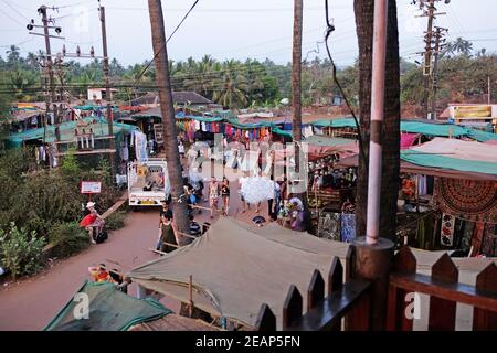 Célèbre marché aux puces hebdomadaire à Anjuna, Goa, Inde Banque D'Images