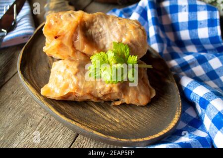 Rouleaux de chou farcis sains avec de la viande et des carottes Banque D'Images