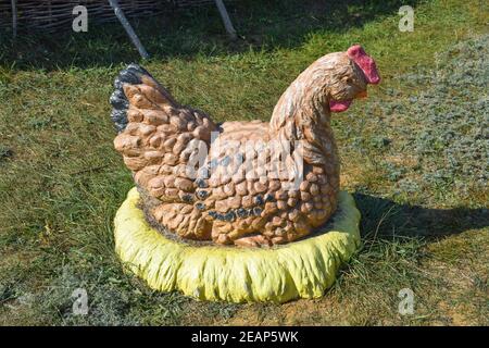 Monument poule de poulet. Poule factice sur le nid, figure de la poule mère Banque D'Images